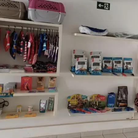 Produtos na recepção da Clínica Veterinária Fauna